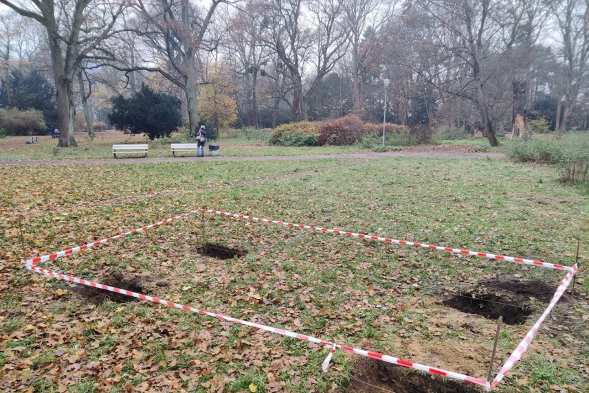 W Parku Kasprowicza oraz w Parku Żeromskiego wykonano wykopy pod fundamentowanie. W Parku Kasprowicza oraz w Parku Żeromskiego wykonano wykopy pod fundamentowanie.