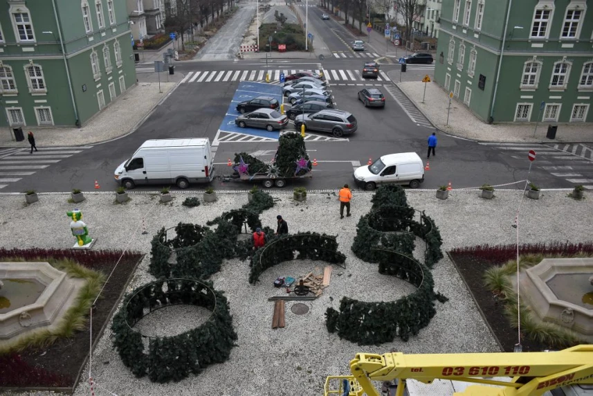 Weihnachtsbaum "wächst" vor der Stadtverwaltung