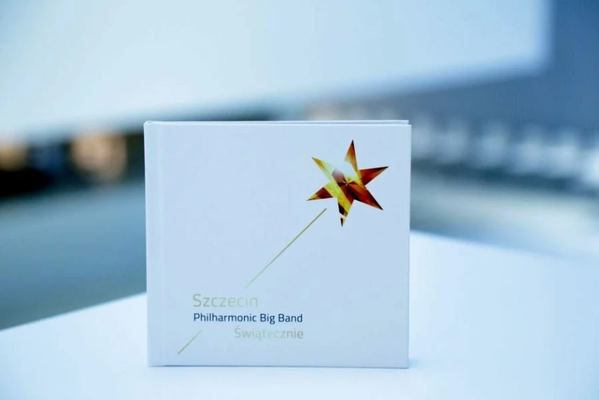 Muzyka, którą dzieli się z nami Szczecin Philharmonic Big Band, to idealna propozycja dla wszystkich, którzy poszukują innego spojrzenia na świąteczne standardy.
