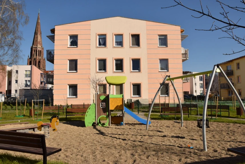 W sumie powstało 10 budynków trzykondygnacyjnych, w których znalazło się 120 lokali. W sumie powstało 10 budynków trzykondygnacyjnych, w których znalazło się 120 lokali.