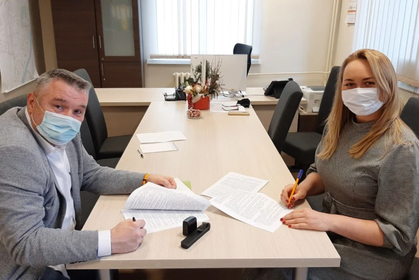 Moment podpisania umowy: Radosław Kanrek, prezes NiOL i Sylwia Grzegorek z firmy Flowbird SAS. Moment podpisania umowy: Radosław Kanrek, prezes NiOL i Sylwia Grzegorek z firmy Flowbird SAS.