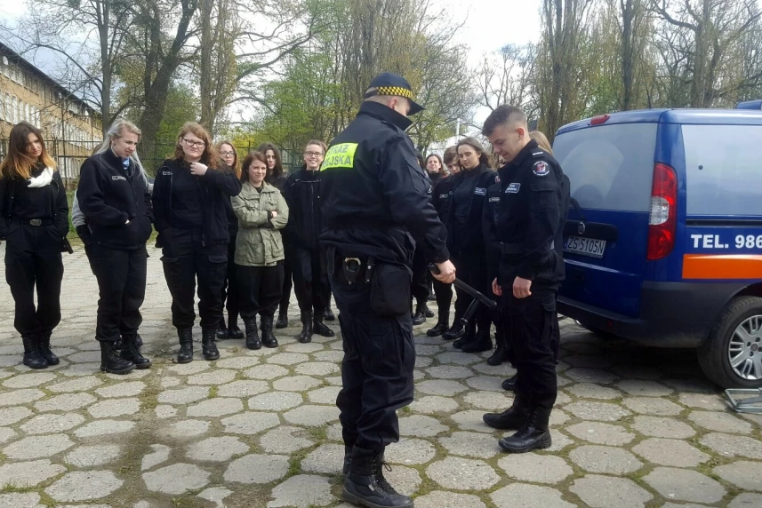 Klasa mundurowa z wizytą u strażników miejskich Klasa mundurowa z wizytą u strażników miejskich