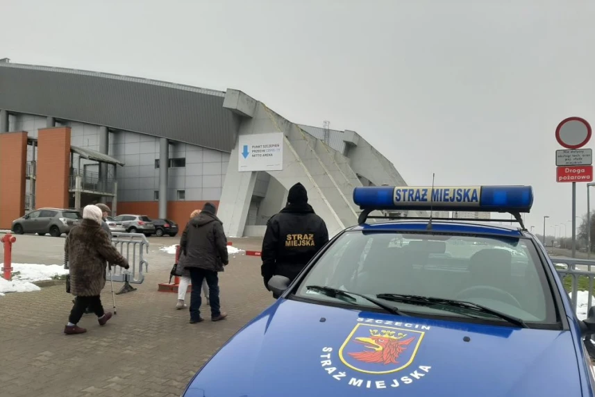 Strażnicy miejscy pomagają podczas szczepień seniorów