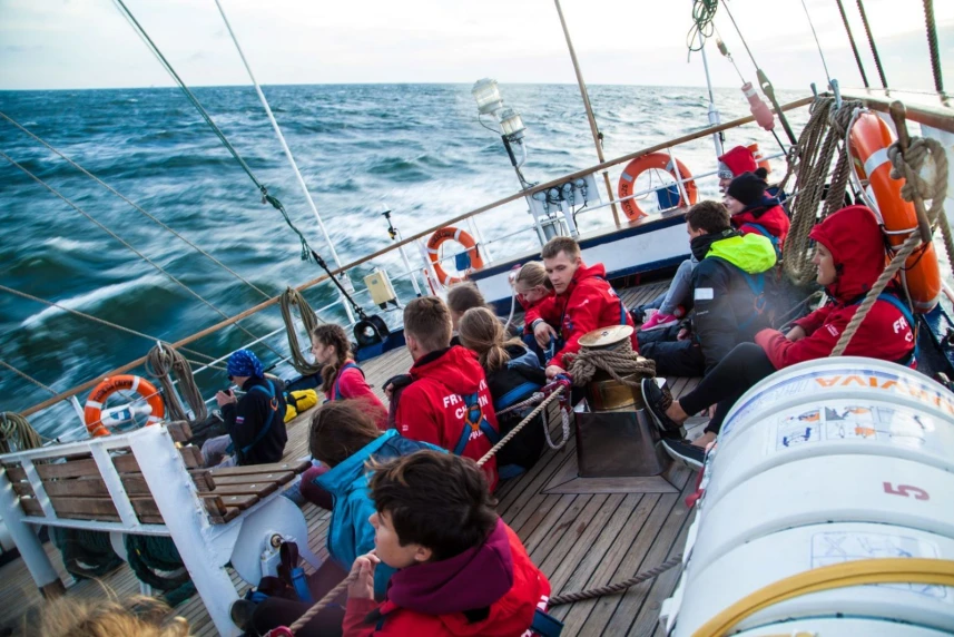 Podczas wielu godzin spędzonych na morzu reprezentanci poznają nie tylko uroki żeglarstwa, ale także – jako pełnoprawna załoga – będą uczestniczyć w wachtach nawigacyjnych, bosmańskich, kambuzowych i trapowych. Podczas wielu godzin spędzonych na morzu reprezentanci poznają nie tylko uroki żeglarstwa, ale także – jako pełnoprawna załoga – będą uczestniczyć w wachtach nawigacyjnych, bosmańskich, kambuzowych i trapowych.