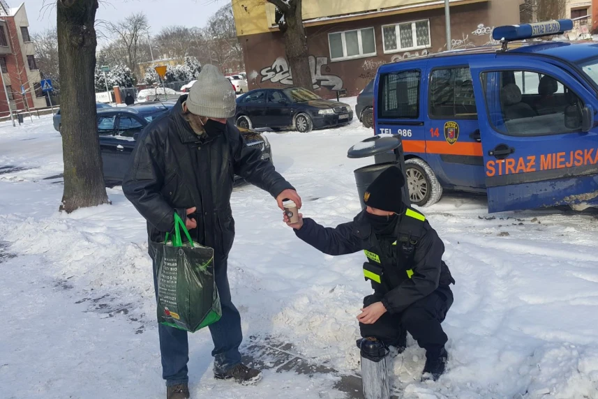 Straż miejska apeluje: Nie bądź obojętny, pomóż bezdomnym Straż miejska apeluje: Nie bądź obojętny, pomóż bezdomnym