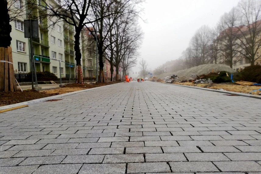 Na alei Jana Pawła II przewiduje się wykonanie nowej konstrukcji jezdni z kostki kamiennej oraz ciągów pieszych z dużych płyt granitowych i asfaltowej ścieżki rowerowej. Na alei Jana Pawła II przewiduje się wykonanie nowej konstrukcji jezdni z kostki kamiennej oraz ciągów pieszych z dużych płyt granitowych i asfaltowej ścieżki rowerowej.