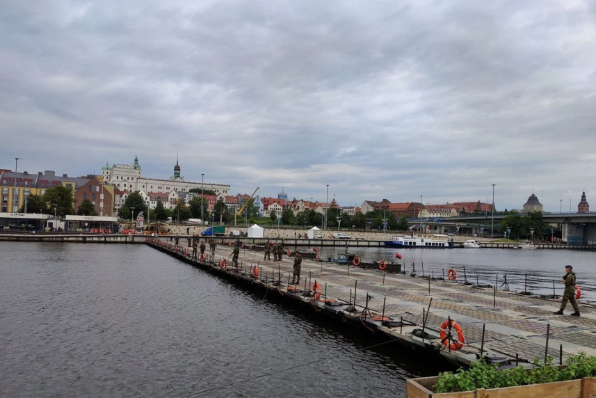 Żagle 2021: Most pontonowy w budowie