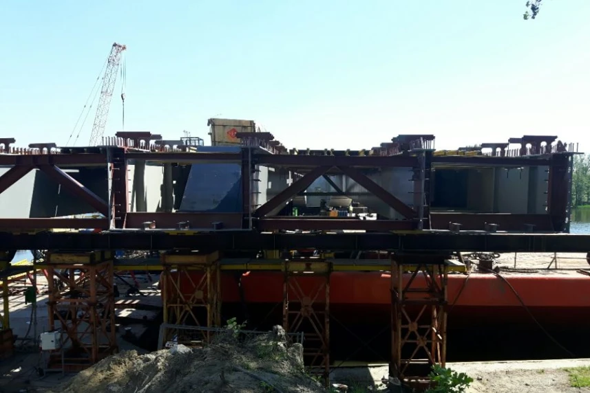 Rośnie konstrukcja mostu Cłowego