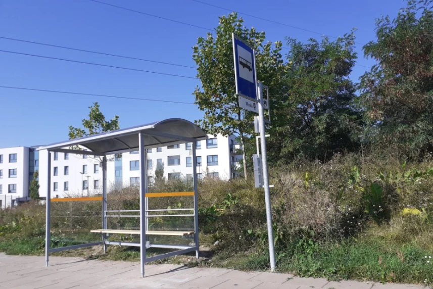 ZDiTM montuje nowe wiaty przystankowe