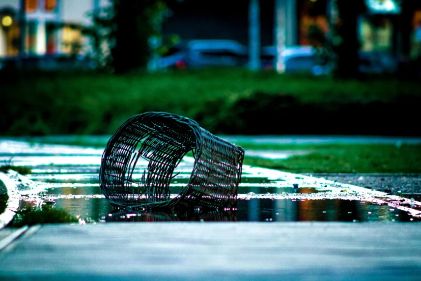 Telewizor na jezdni, krzesło na dachu wiaty przystankowej. Kto pomoże drogowcom? Telewizor na jezdni, krzesło na dachu wiaty przystankowej. Kto pomoże drogowcom?