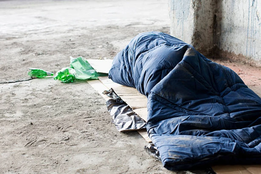 Cztery dni w ciemnościach. Strażnicy miejscy pomogli bezdomnej kobiecie