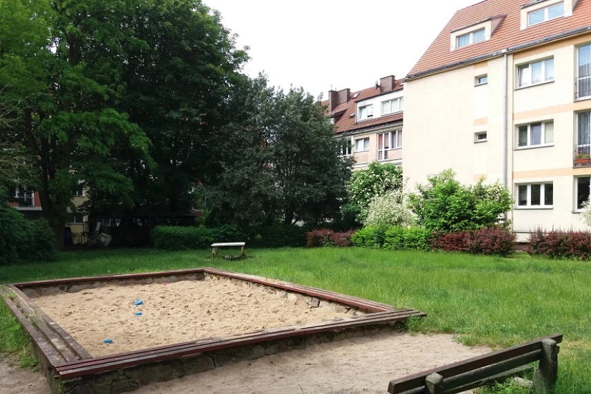 Na podwórku między ul. Koński Kierat i Farną powstanie m.in. plac zabaw i siłownia zewnętrzna