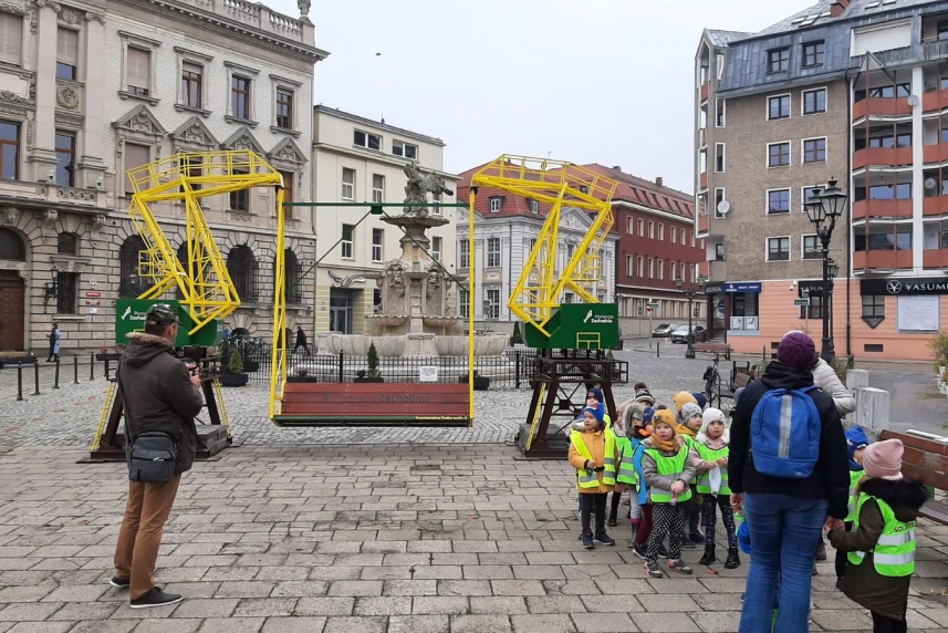 Dźwigozaury stanęły na Placu Orła Białego