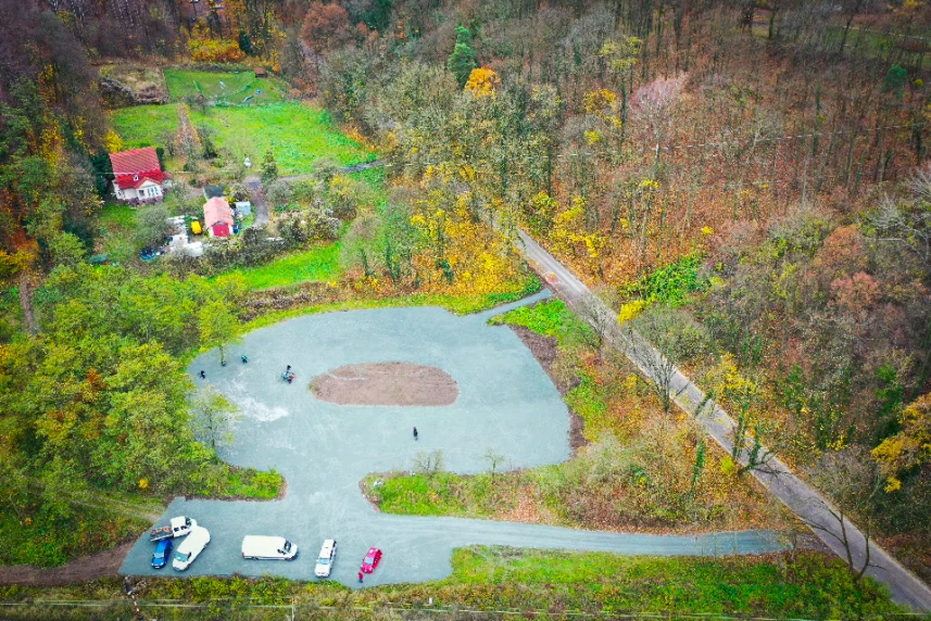 Przy jeziorze Szmaragdowym powstał nowy, duży parking Przy jeziorze Szmaragdowym powstał nowy, duży parking