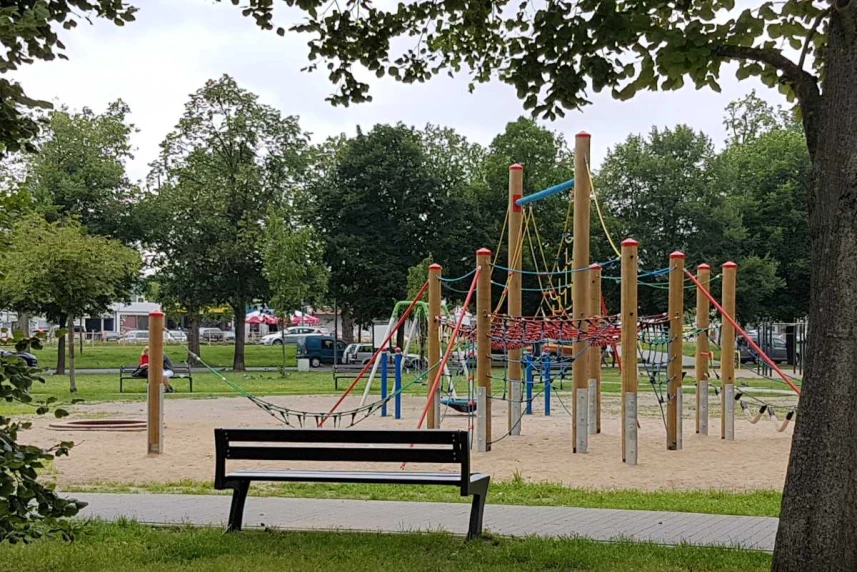 Wielki plac zabaw w centrum miasta