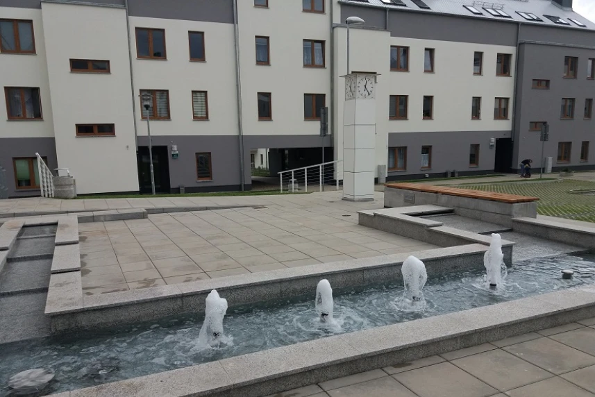 Na osiedlu STBS tryska fontanna Na osiedlu STBS tryska fontanna