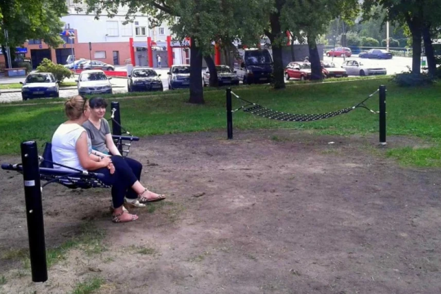 Hamaki na skwerze Kuklińskiego