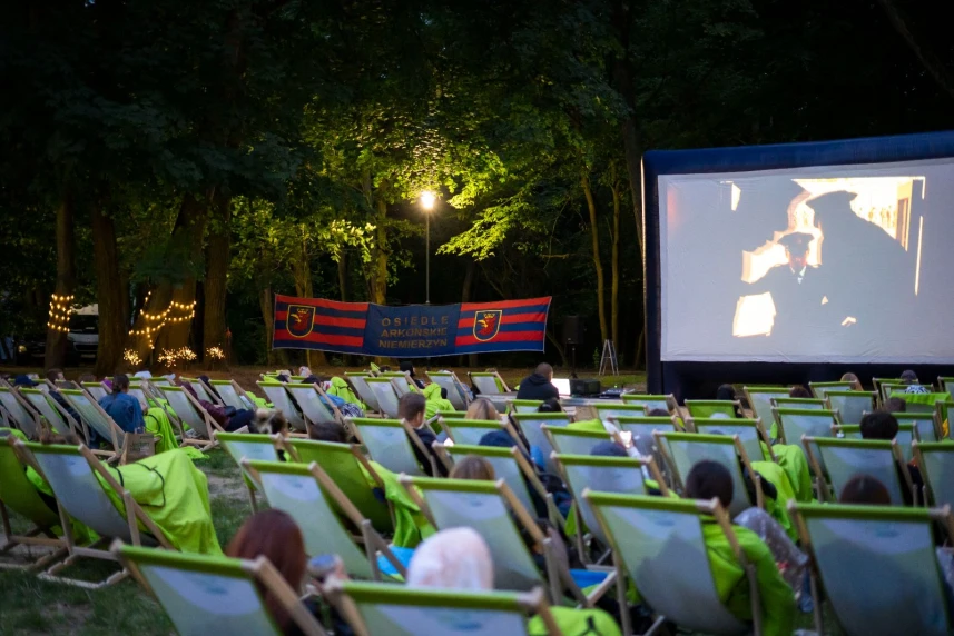 Kino na leżakach: Patch Adams nad Stawem Brodowskim