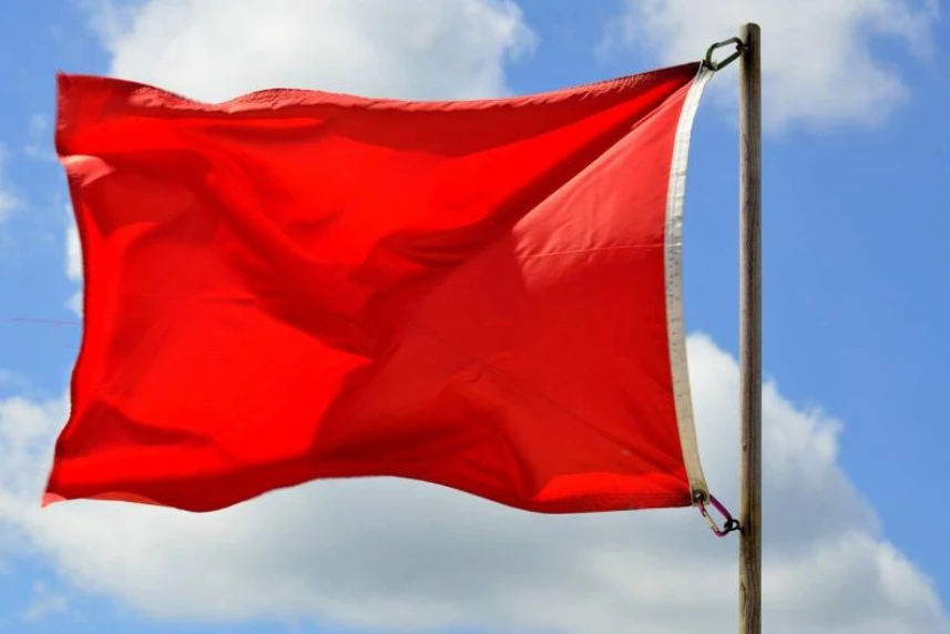 Rote Flagge in Dąbie und Dziewoklicz. Strenges Verbot, das Wasser zu betreten!