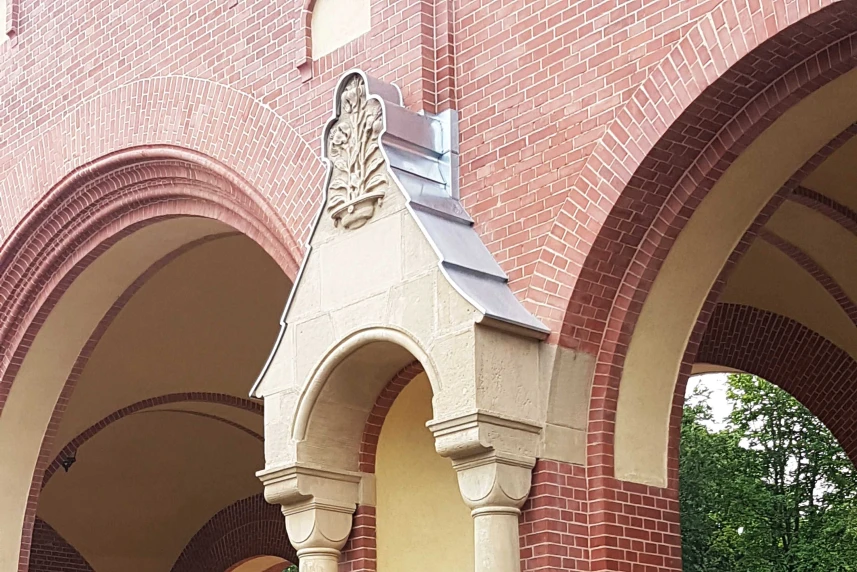 Brama Główna cmentarza jeszcze piękniejsza