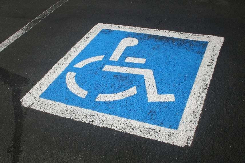 Kartę parkingową osoby niepełnosprawnej wydrukowali z... Internetu