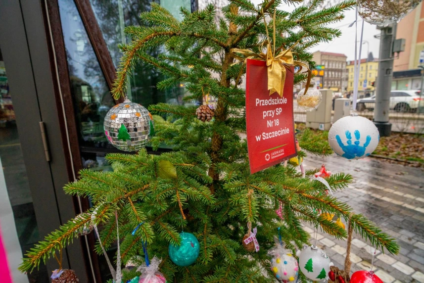 Szczeciński Jarmark Bożonarodzeniowy: Dzieci ozdabiają choinki