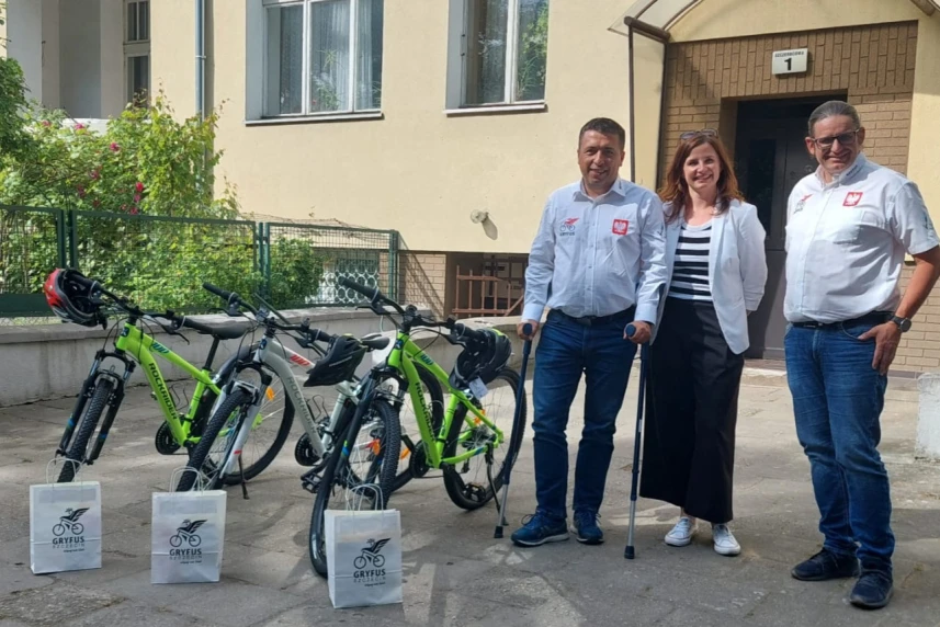 Gryfus przekazuje dar serca. Dzieci z rodzin zastępczych otrzymały rowery