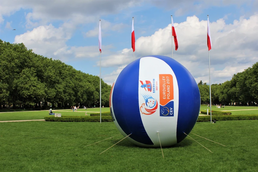 Gigantyczna piłka do siatkówki na Jasnych Błoniach