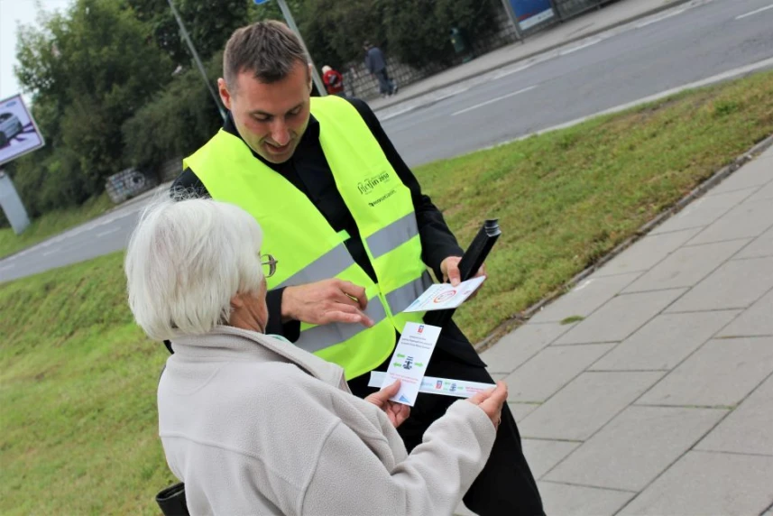 Nie patrz w ekran! Patrz na drogę