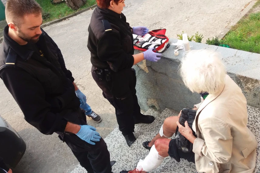 Strażnicy czasem jak medycy. Na pomoc starszej pani.