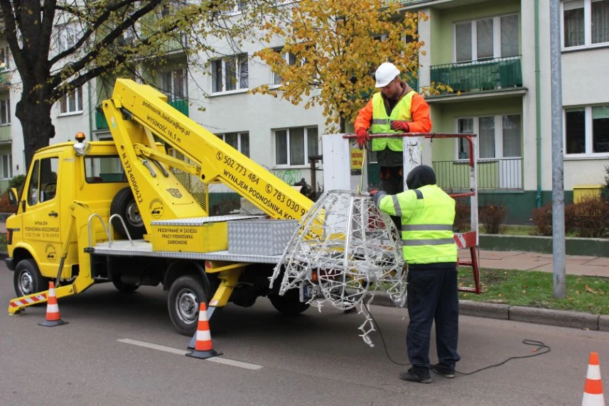 Trwa montaż ozdób świątecznych