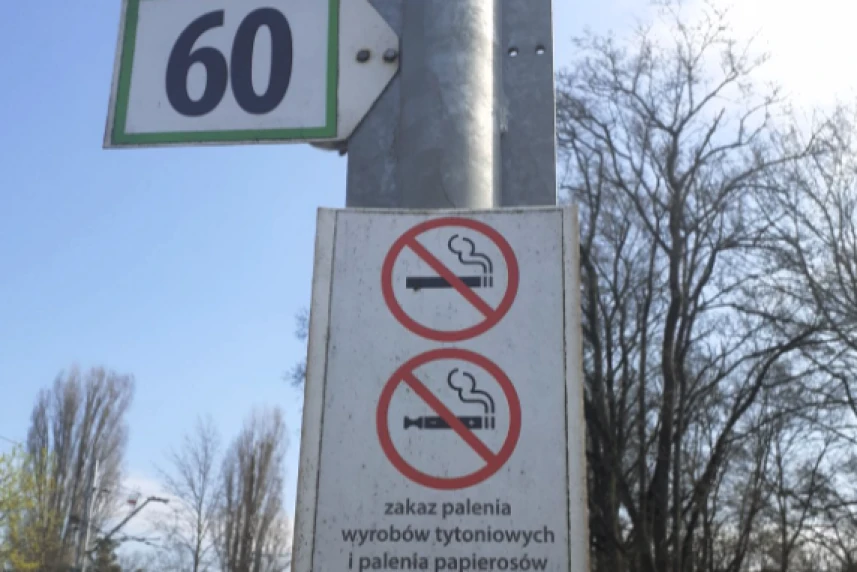 Wraca problem z paleniem na przystankach. Straż Miejska w Szczecinie przypomina