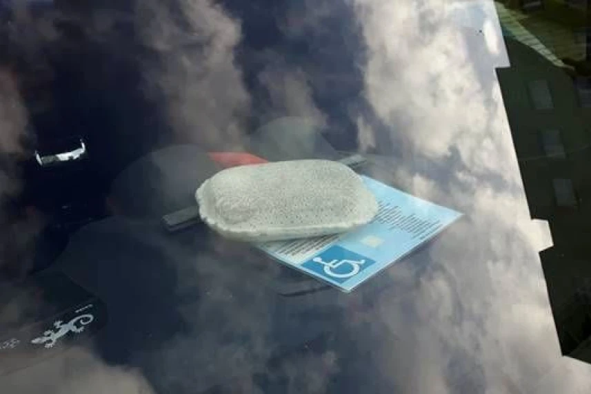 Parkował na kopercie metodą  "na gąbkę"