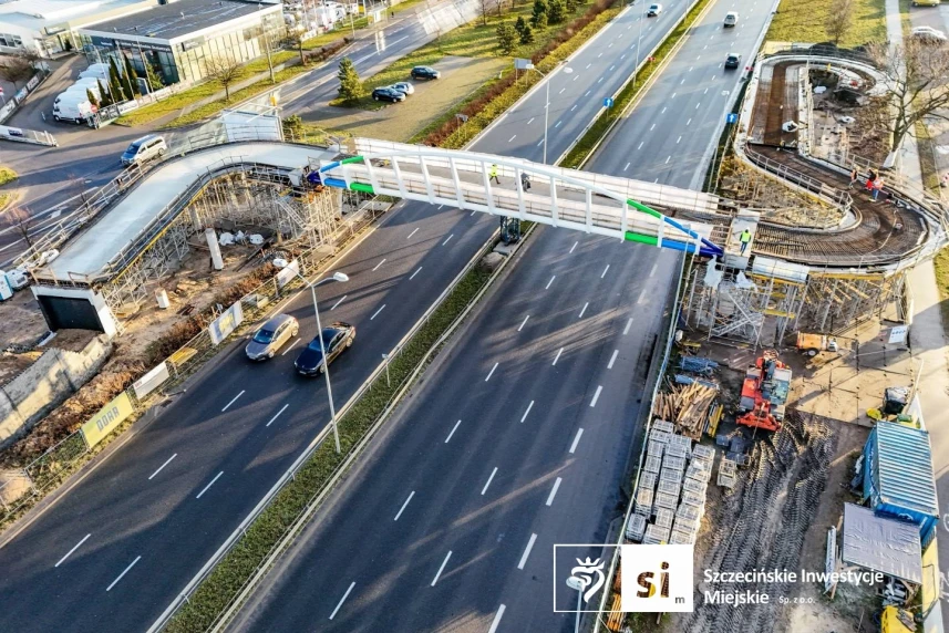 Konstrukcja nowej kładki góruje już nad ulicą Struga