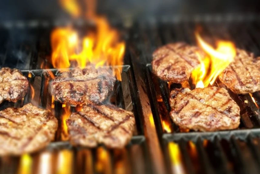Na osiedlu Majowym powstaje polana grillowa Na polanie staną dwie zadaszone wiaty, trzy betonowe grille, stoły piknikowe, leżaki i kosze na śmieci.