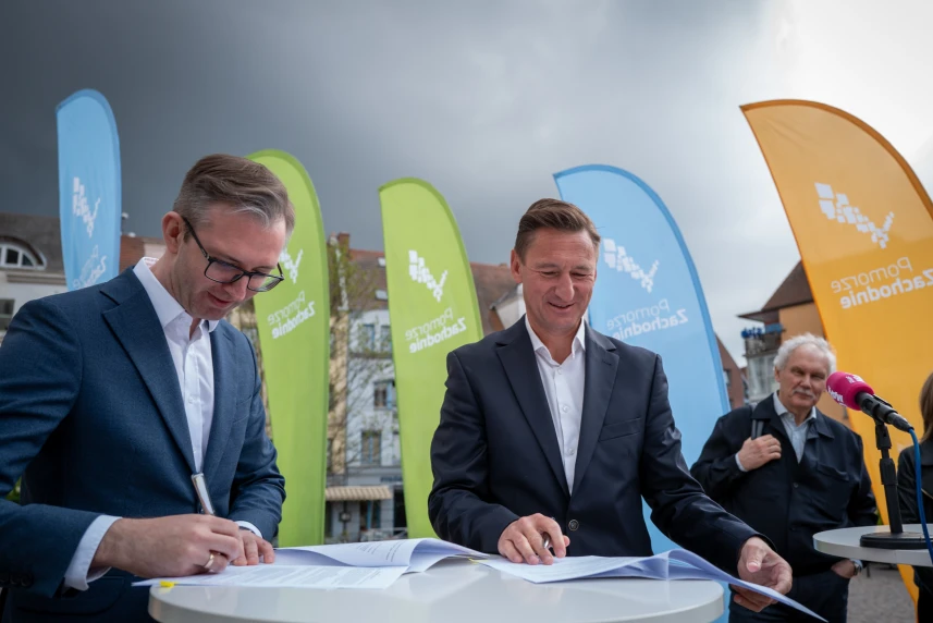 We wtorek, 22 kwietnia 2025 r. Marszałek Województwa Zachodniopomorskiego Olgierd Geblewicz i zastępca prezydenta Szczecina Łukasz Kadłubowski podpisali umowy umożliwiające dofinansowanie osiedlowych inicjatyw. We wtorek, 22 kwietnia 2025 r. Marszałek Województwa Zachodniopomorskiego Olgierd Geblewicz i zastępca prezydenta Szczecina Łukasz Kadłubowski podpisali umowy umożliwiające dofinansowanie osiedlowych inicjatyw.