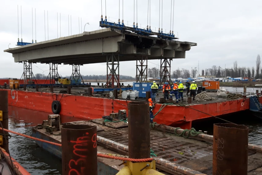 Część Mostu Cłowego odpłynęła (foto)