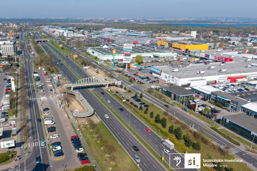 Kładka zlokalizowana jest pomiędzy ul. Iwaszkiewicza i Outlet Parkiem. Kładka zlokalizowana jest pomiędzy ul. Iwaszkiewicza i Outlet Parkiem.