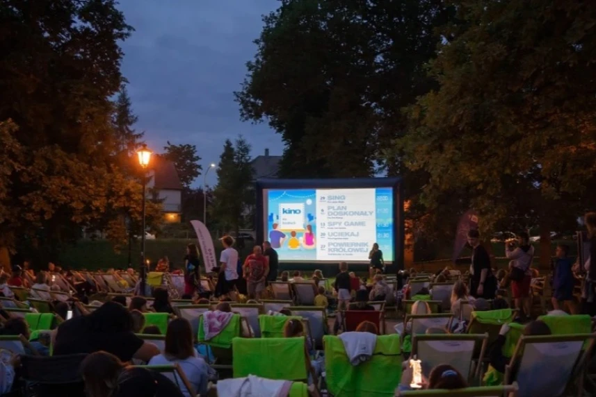 Nie macie jeszcze planów na dzisiejszy wieczór? Ciekawą opcją może być seans w „Kinie plenerowym na Zawadzkiego”! Nie macie jeszcze planów na dzisiejszy wieczór? Ciekawą opcją może być seans w „Kinie plenerowym na Zawadzkiego”!