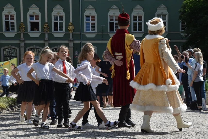 Już jutro, po raz kolejny szczecińskie przedszkolaki zatańczą poloneza przed szczecińskim magistratem w ramach akcji pn. „Pierwszy dzienniczek ucznia”. Już jutro, po raz kolejny szczecińskie przedszkolaki zatańczą poloneza przed szczecińskim magistratem w ramach akcji pn. „Pierwszy dzienniczek ucznia”.