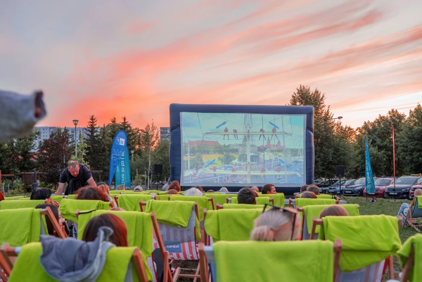 Kino na leżakach w Szczecinie.