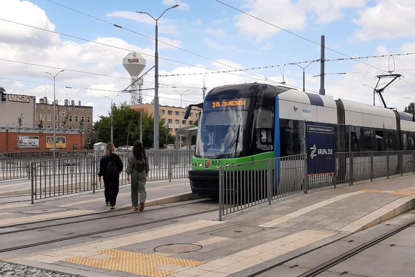 Tramwaj na przystanku Tramwaj na przystanku