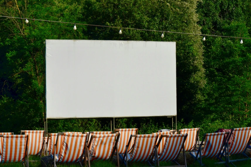 Tym razem na dużym ekranie pod gołym niebem zaprezentowany zostanie "Mamma Mia!" – pełna energii i wzruszeń ekranizacja musicalu z 2008 roku, która skradła serca widzów na całym świecie. Tym razem na dużym ekranie pod gołym niebem zaprezentowany zostanie "Mamma Mia!" – pełna energii i wzruszeń ekranizacja musicalu z 2008 roku, która skradła serca widzów na całym świecie.