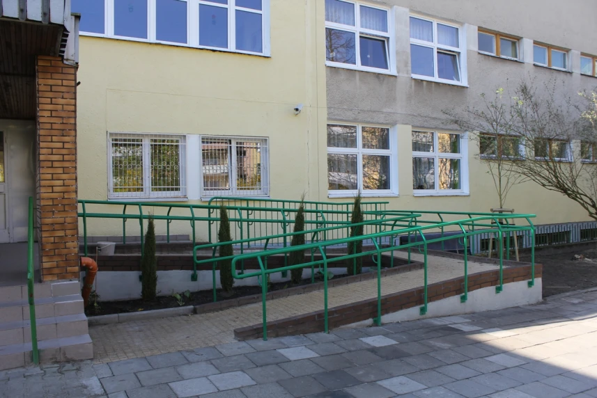 Odświeżone place przy szkołach