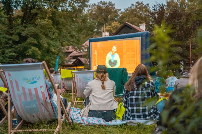 Seans "Kina plenerowego na Zawadzkiego", ludzie oglądający film przed ekranem, kino plenerowe Seans "Kina plenerowego na Zawadzkiego", ludzie oglądający film przed ekranem, kino plenerowe
