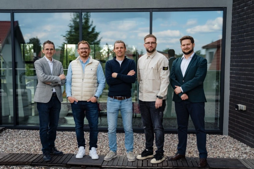 Na zdjęciu od lewej: Maciej Zawadziński (fundusz Hard2beat), Robert Olejnik i Michał Gryczka (Defguard) oraz Konrad Trzyna i Maciej Frankowicz (fundusz Hard2beat). Na zdjęciu od lewej: Maciej Zawadziński (fundusz Hard2beat), Robert Olejnik i Michał Gryczka (Defguard) oraz Konrad Trzyna i Maciej Frankowicz (fundusz Hard2beat).