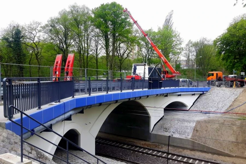 Przejazd przez wiadukt na ulicy Hożej