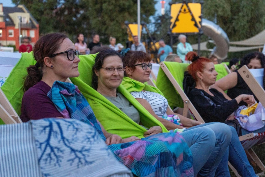 grupa ludzi na leżakach oglądająca seans filmowy, kino na leżakach, wiadomości szczecin grupa ludzi na leżakach oglądająca seans filmowy, kino na leżakach, wiadomości szczecin