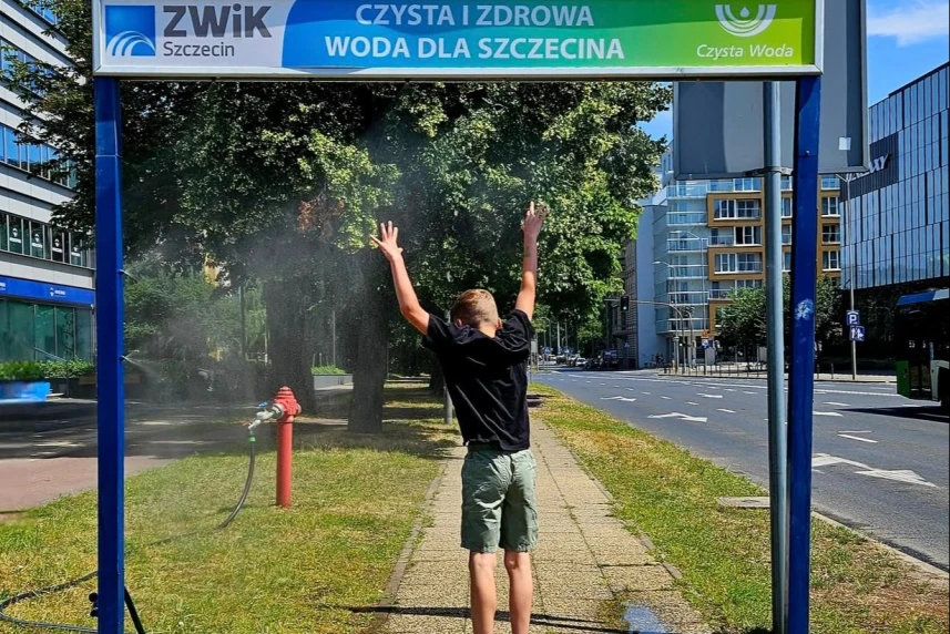 Chłopiec w kurtynie wodnej w Szczecinie.