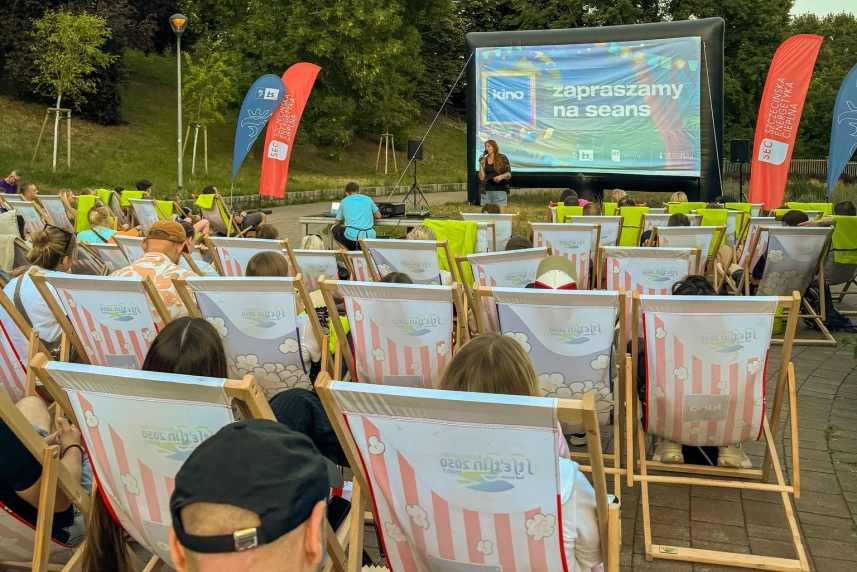 Kino plenerowe na Zawadzkiego.